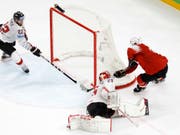 Die Entscheidung im Spiel Schweiz gegen Österreich: Enzo Corvi bezwingt den starken österreichischen Keeper Bernhard Starkbaum zum 3:2-Sieg nach Verlängerung (Bild: KEYSTONE/SALVATORE DI NOLFI)