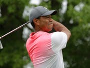 Tiger Woods in ungewohntem farblichem Outfit (Bild: KEYSTONE/AP/CHUCK BURTON)