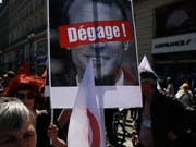 "Hau ab!" steht auf einem Protestplakat mit dem Konterfei von Präsident Emmanuel Macron, das Demonstranten am Samstag in Paris tragen. (Bild: KEYSTONE/AP/FRANCOIS MORI)