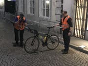 Weil ein Fussgänger auf eine abgesperrte Rennstrecke trat, verletzte sich ein Rennfahrer schwer. (Bild: Kapo Solothurn)