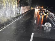 Der Motor wurde beim Unfall aus den Halterungen gerissen und auf die Strasse geschleudert. (Bild: Kapo Graubünden)