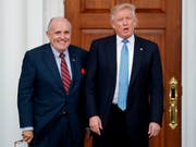 Alte Freunde: US-Präsident Donald Trump und sein neuer Anwalt, der frühere New Yorker Bürgermeister Rudy Giuliani. (Bild: KEYSTONE/AP/CAROLYN KASTER)