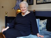 Fürchtet nach einer Fernsehserie, in der sie porträtiert wird, um ihren Ruf: US-Schauspielerin Olivia de Havilland ("Vom Winde verweht"). (Bild: KEYSTONE/AP/THIBAULT CAMUS)