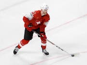 Mirco Müller - im Bild während der Partie gegen Österreich - führt nach zwei Partien gemeinsam mit Tristan Scherwey (je 1 Tor und 2 Assists) die teaminterne Skorerliste an (Bild: KEYSTONE/SALVATORE DI NOLFI)