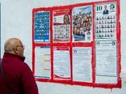 Kandidatenlisten in den Strassen von Tunis. (Bild: KEYSTONE/AP/HASSENE DRIDI)