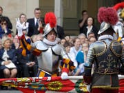 Neue "Bodyguards" für den Papst: 32 Schweizer - gekleidet in historischer Rüstung - legten im Vatikan ihren Amtseid ab. (Bild: KEYSTONE/AP/ALESSANDRA TARANTINO)