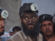 Arbeiter warten auf Nachrichten zu den Verschütteten. Schlechte Arbeitsbedingungen führen in den Kohleminen der Provinz Baluchistan immer wieder zu tödlichen Unfällen. (Bild: Keystone/EPA/JAMAL TARAQAI)