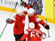 Nino Niederreiter (links) und Enzo Corvi (rechts) feiern zusammen mit Ramon Untersander den 3:2-Siegtreffer in der Verlängerung gegen Österreich (Bild: KEYSTONE/SALVATORE DI NOLFI)