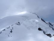 Oberhalb von Arolla im Wallis waren 14 Skitourenfahrer in zwei Gruppen am Sonntag in eine Schlechtwetterfront geraten und mussten die Nacht im Freien verbringen. Sieben Personen starben. (Symbolbild) (Bild: KEYSTONE/APA/KANTONSPOLIZEI VS)