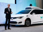 Waymo-Chef John Krafcik vor einem selbstfahrenden Auto. Der Chrysler-Wagen ist mit entsprechenden Sensoren von Waymo ausgestattet. (Symbolbild) (Bild: KEYSTONE/AP/PAUL SANCYA)