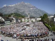 Auch wegen des sonnigen Wetters geriet manch ein Votum an der Landsgemeinde in Glarus etwas länger. (Bild: Keystone/GIAN EHRENZELLER)
