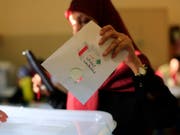 Ein Frau gibt in einem Wahllokal in einem Vorort von Libanons Hauptstadt Beirut ihre Stimme ab. Es ist die erste Parlamentswahl seit neun Jahren im Nachbarland des vom Bürgerkrieg zerrissenen Syrien. (Bild: Keystone/AP/HASSAN AMMAR)