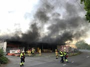 Viel Rauch und hoher Sachschaden: Ein Kleinbus brannte in dieser offenen Einstellhalle in Villmergen AG aus. (Bild: Handout Kantonspolizei Aargau)