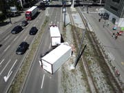 Ein Lastwagen-Anhänger ist im im Zürcher Stadtkreis 5 auf die Seite gekippt. Dabei hat er Teile seiner Ladung verloren - gefrorene Rinderhälften verteilten sich auf Strasse und Schiene. (Bild: Stadtpolizei Zürich)