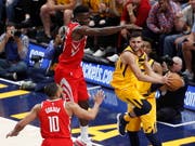 Clint Capela (Mitte) steht mit den Houston Rockets vor der Halbfinal-Qualifikation (Bild: KEYSTONE/EPA/GEORGE FREY)