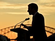 Silhouette des französischen Präsidenten Emmanuel Macron bei einer Rede anlässlich eines Besuchs in der australischen Metropole Sydney. Macron, der nunmehr seit einem Jahr im Amt ist, legt ein enormes Tempo vor, ob bei Reformen in der Heimat oder in der Weltpolitik. (Bild: Keystone/EPA AFP POOL/PETER PARKS / POOL)