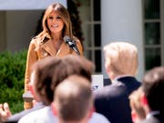 Die US-First Lady Melania Trump gibt Kindern Tipps im Umgang mit sozialen Medien. In der ersten Reihe im Publikum: Präsident Donald Trump. (Bild: KEYSTONE/AP/ANDREW HARNIK)