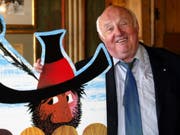 Der Kinderbuchautor Otfried Preussler (1923-2013) mit seiner bekanntesten Figur, dem Räuber Hotzenplotz. (Bild: KEYSTONE/AP/DIETHER ENDLICHER)