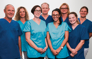 Das Milagro-Team (vorne von links): Felix Roth (Leiter Labor), Adriana Padula (Medizinische Praxisassistentin), Linda Khadir (Medizinische Praxisassistentin), Nina Kiep (Dr. med., Oberärztin), (hinten von links): Andrea Lachat (Administration), Remo Lachat (Dr. med., Leiter Milagro), Uta Schär (Ärztin und Akupunktur), Katja Drescher (Dr. med., Oberärztin). Bild: PD