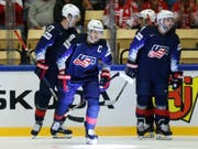 Patrick Kane, mit dem C auf der Brust, führte die USA gegen Deutschland zum Sieg (Bild: KEYSTONE/AP/PETR DAVID JOSEK)