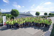 Haben sich mit Leib und Seele den Pflanzen verschrieben: Die Mitarbeiterinnen und Mitarbeiter der Rutishauser AG vor der vor Kurzem fertig gestellten Ecofarm in Züberwangen.