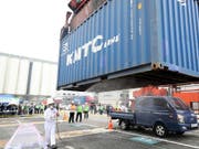 Südkorea bereitet sich bereits auf eine befürchtete Invasion der Roten Feuerameise vor. An einer Übung werden Container desinfiziert, um die Einschleppung des Insekts zu verhindern. (Bild: KEYSTONE/EPA YNA/YONHAP)