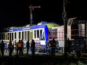Der Frontalzusammenstoss eines Regional- und eines Güterzugs ereignete sich in Aichach rund 50 Kilometer westlich von München. (Bild: KEYSTONE/AP dpa/MATTHIAS BALK)