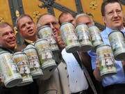 Der Preis für eine Mass Bier überschreitet dieses Jahr wohl die Elf-Euro-Marke. (Bild: KEYSTONE/EPA/ANDREAS GEBERT)