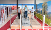 Über Stock und über Stein auf der Kybun-Teststrecke im Gesundheitspark in Sennwald.