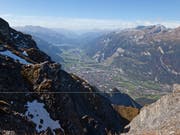 Oberhalb von Chur rumpeln die Steine ins Scaläratobel. Womöglich ereignete sich ein erneuter Felssturz am 2266 Meter hohen Montalin (Bildvordergrund). (Bild: KEYSTONE/ARNO BALZARINI)