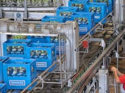 Nestlé Waters investiert an seinem Standort Henniez VD 25 Millionen Franken. (Bild: KEYSTONE/LAURENT GILLIERON)
