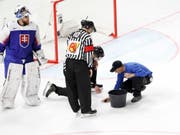 Die Eismeister müssen immer wieder Löcher flicken (Bild: KEYSTONE/SALVATORE DI NOLFI)