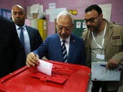 Der tunesische Anführer der islamisch-konservativen Partei Ennahda, Rached Ghannouchi, bei der Stimmabgabe am Sonntag in Tunis. (Bild: KEYSTONE/EPA/MOHAMED MESSARA)