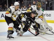 Luca Sbisa (links) darf weiter vom Stanley-Cup-Sieg träumen (Bild: KEYSTONE/AP/MARK J. TERRILL)