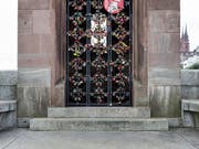 Das Käppelijoch in Basel ist inzwischen schwer behangen mit sogenannten Liebesschlössern. (Bild: KEYSTONE/GAETAN BALLY)