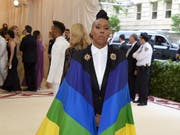 Setzte an der Modegala "Met" in New York ein politisches Zeichen: Schauspielerin Lena Waithe erschien in Regenbogenfarben in Anspielung auf die LGBT-Bewegung. (Bild: KEYSTONE/AP Invision/EVAN AGOSTINI)