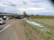 Der Lastwagen blieb nach dem Unfall quer über der Fahrbahn liegen. (Bild: Kantonspolizei Waadt)