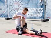 Tristan Scherwey dehnt seine Muskeln (Bild: KEYSTONE/SALVATORE DI NOLFI)
