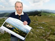 Jean-Marc Blanc von Paysage-Libre Vaud lancierte die Petition am Dienstag auf dem Gipfel des Chasseron. (Bild: KEYSTONE/LAURENT GILLIERON)