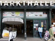 Die Markthalle in Bern erlebt kein Revival: Die Migros Aare hat ihr Umbauprojekt abgebrochen. (Bild: KEYSTONE/PETER KLAUNZER)