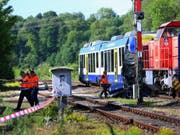 Beim Zusammenstoss eines Personenzugs mit einem Güterzug in Aichach, Bayern, waren am Montagabend zwei Menschen ums Leben gekommen. (Bild: Keystone/DPA/KARL-JOSEF HILDENBRAND)