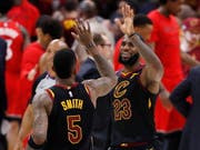 Freude über den Halbfinaleinzug: Clevelands Superstar LeBron James (rechts) klatscht mit seinem Teamkollegen J.R. Smith ab (Bild: KEYSTONE/EPA/DAVID MAXWELL)