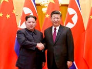 Bereits Ende März hatte Nordkoreas Machthaber Kim Jong Un (l) überraschend den chinesischen Präsidenten Xi Jinping (r) getroffen, damals in Peking. (Bild: Keystone/AP XinHua/JU PENG)