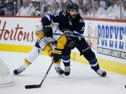 Die Predators beissen sich durch und erzwingen ein 7. Spiel: Nashvilles Captain Roman Josi (links) im Zweikampf mit Winnipegs Mathieu Perreault (Bild: KEYSTONE/AP The Canadian Press/JOHN WOODS)