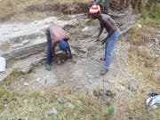 LafarageHolcim hat laut NGO bis Ende 2016 Rohstoff aus handwerklichem Abbau verarbeitet. In diesen Minen in der Region Harugongo im Südwesten von Uganda arbeiten Kinder und Jugendliche mit. (Bild: Club TLC)