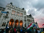 Tausende protestieren am Dienstag vor dem ungarischen Parlamentsgebäude, während sich drinnen die Abgeordneten zu ihrer ersten Sitzung treffen. (Bild: KEYSTONE/AP MTI/MARTON MONUS)