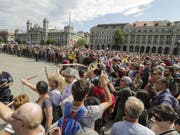 Drinnen tagt erstmals das neue Parlament, draussen wird protestiert: Demonstranten wehren sich vor dem Parlamentsgebäude in Budapest gegen Regierung und Parlament. (Bild: Keystone/AP MTI/BALAZS MOHAI)