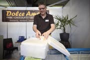 Geschäftsmann mit pfiffiger Idee: Peter von Burg (56) präsentiert seine Styroporbox mit Trockeneis an der Luga. Hiermit versendet er seine Glace in die ganze Schweiz. | Jakob Ineichen (Luzern, 4. Mai 2018)