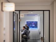 Adecco hat im ersten Quartal etwas weniger verdient (Bild: KEYSTONE/GAETAN BALLY)