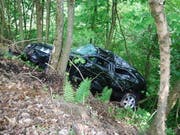 Ein Auto ohne Fahrer ist in Luzern zuerst über einen Parkplatz, dann über einen Golfplatz und schliesslich in ein Waldstück gerollt. (Bild: Staatsanwaltschaft Luzern)